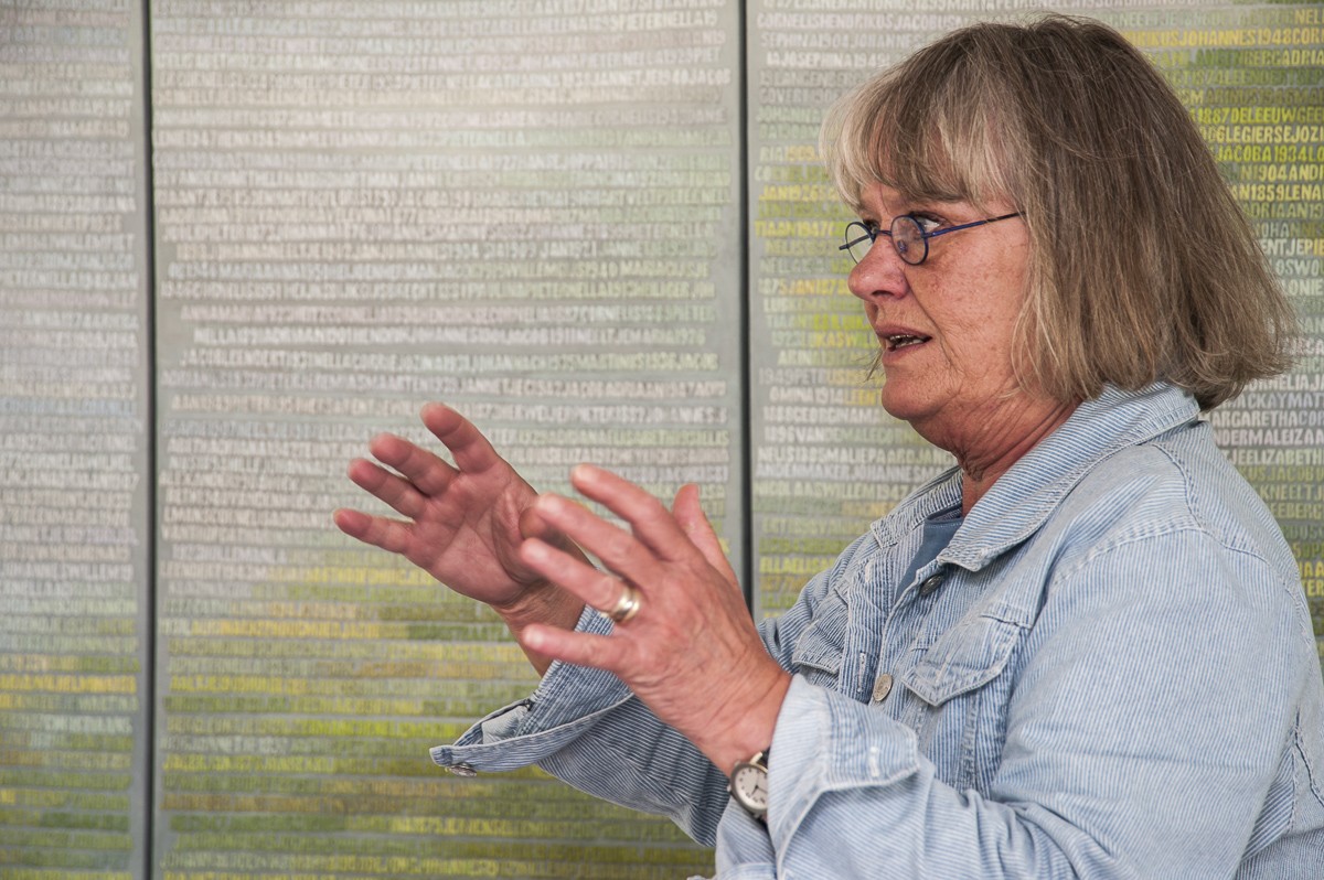 miep van riessen geeft uitleg over haar werk 'de verdronkenen' tijdens kunstmanifestatie 'kunstschouw' op schouwen